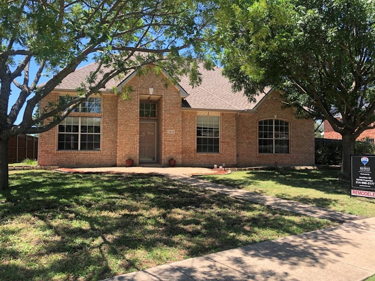 Photo 1 of 30 - 7513 Silverthorn Dr, Rowlett, TX 75089