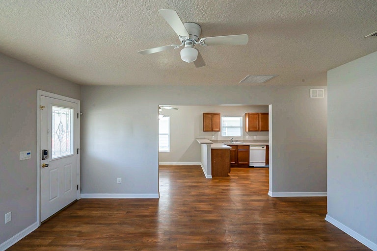 Photo 11 of 23 - 104 W Silverton St, Minneola, FL 34715