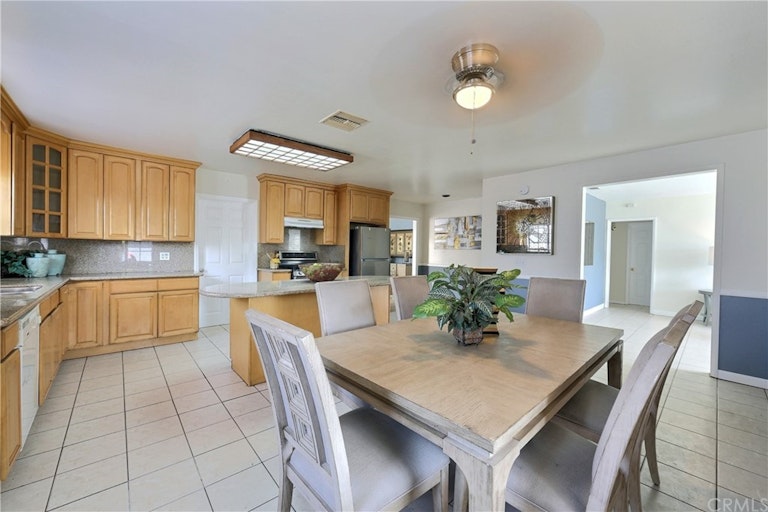 Photo 9 of 46 - 738 S Hollenbeck St, West Covina, CA 91791