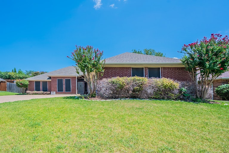 Photo 1 of 25 - 10170 Meadowcrest Dr, Benbrook, TX 76126