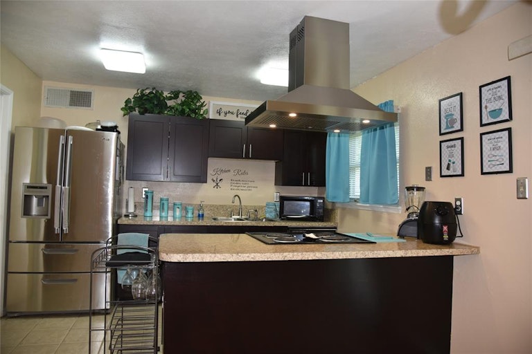 Photo 3 of 19 - 3821 Bridalwreath Dr, Fort Worth, TX 76133