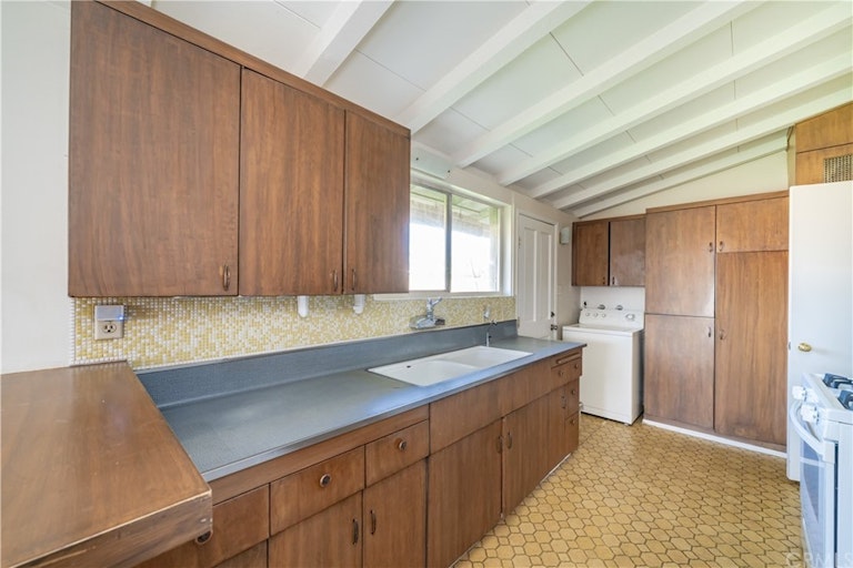 Photo 11 of 37 - 1019 N Hermosa Dr, Anaheim, CA 92801