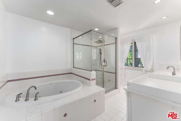 Photo 23 of 43 - 14208 Chandler Blvd, Sherman Oaks, CA 91401