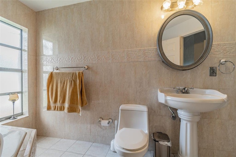 Photo 22 of 40 - 8107 N Lois Ave, Tampa, FL 33614