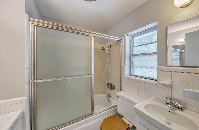 Photo 21 of 26 - 207 Eric Ln, Benbrook, TX 76126