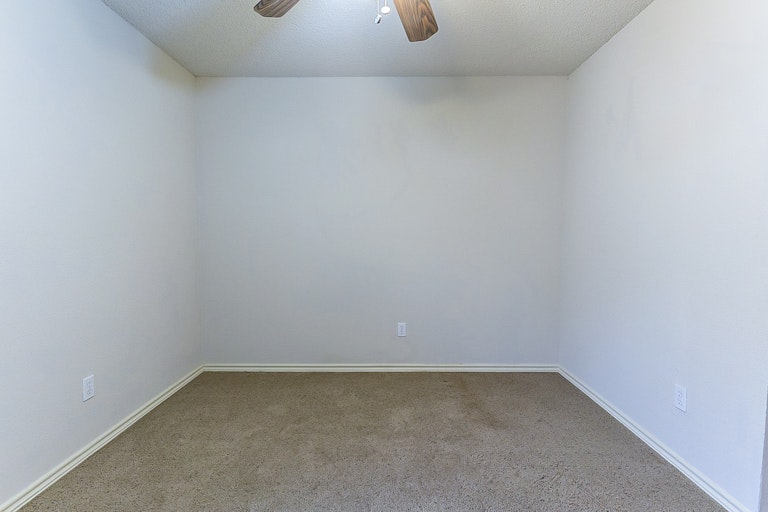 Photo 13 of 20 - 1028 Essex Dr, Cedar Hill, TX 75104