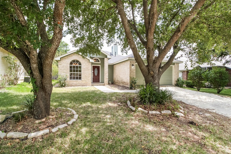 Photo 7 of 25 - 1902 Holly Springs Dr, Taylor, TX 76574
