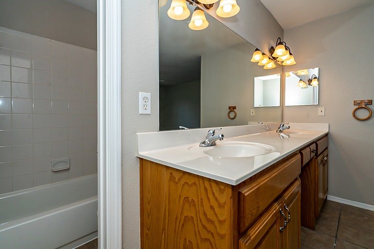 Photo 17 of 18 - 5605 Baker Dr, The Colony, TX 75056