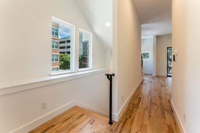 Photo 8 of 40 - 352 Foch St, Fort Worth, TX 76107