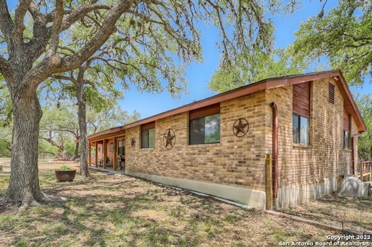 Photo 6 of 38 - 1122 Crescent Hill Dr, San Antonio, TX 78253