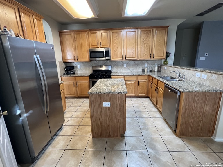 Photo 12 of 40 - 6110 Kenedy Leaf, San Antonio, TX 78253