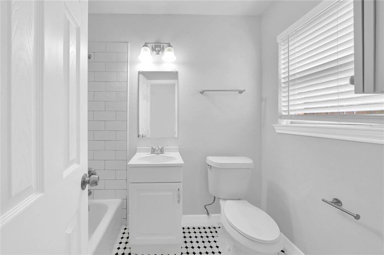 Photo 5 of 23 - 5102 Academy St #16, Houston, TX 77005