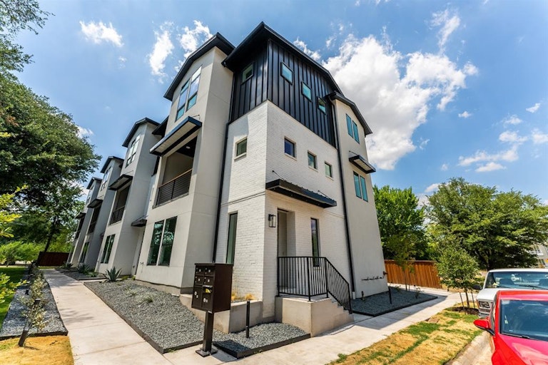 Photo 1 of 40 - 352 Foch St, Fort Worth, TX 76107