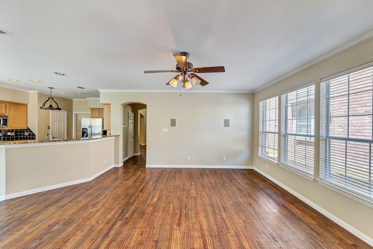 Photo 4 of 30 - 510 Truax Dr, Irving, TX 75063