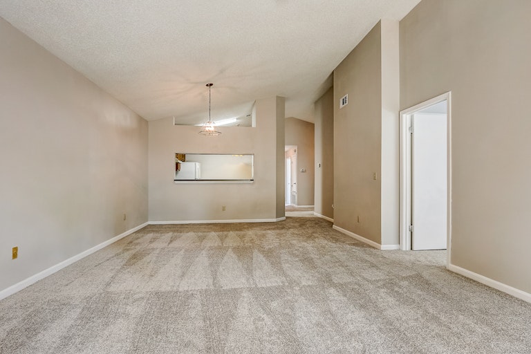 Photo 5 of 32 - 3846 Union Pacific Dr E, Jacksonville, FL 32246