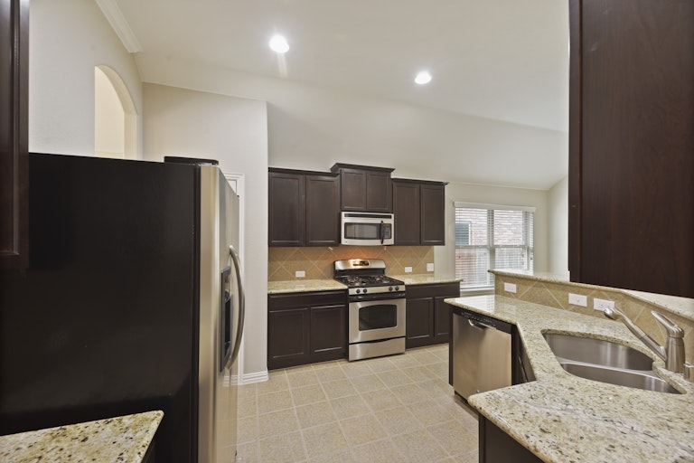 Photo 8 of 26 - 14313 Mariposa Lily Ln, Haslet, TX 76052