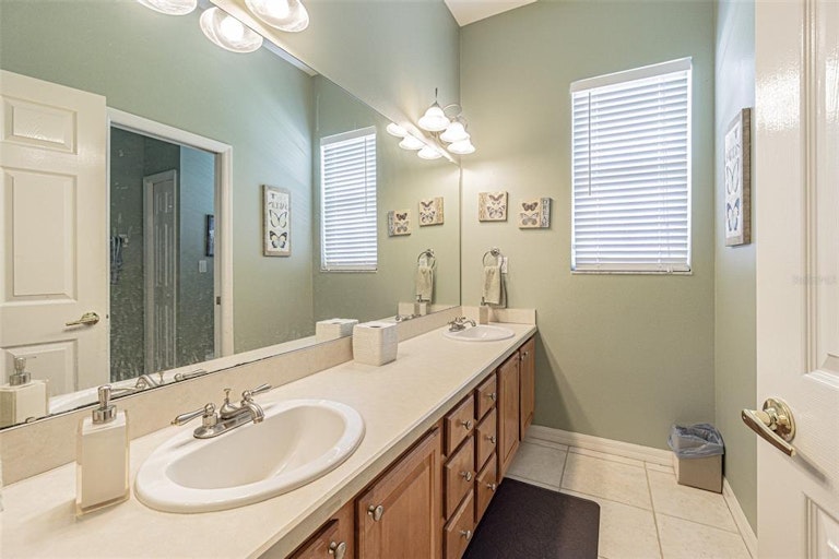 Photo 28 of 36 - 1462 Kensington Woods Dr, Lutz, FL 33549