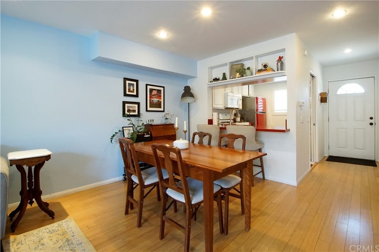 Photo 5 of 11 - 11127 Hesby St #6, North Hollywood, CA 91601