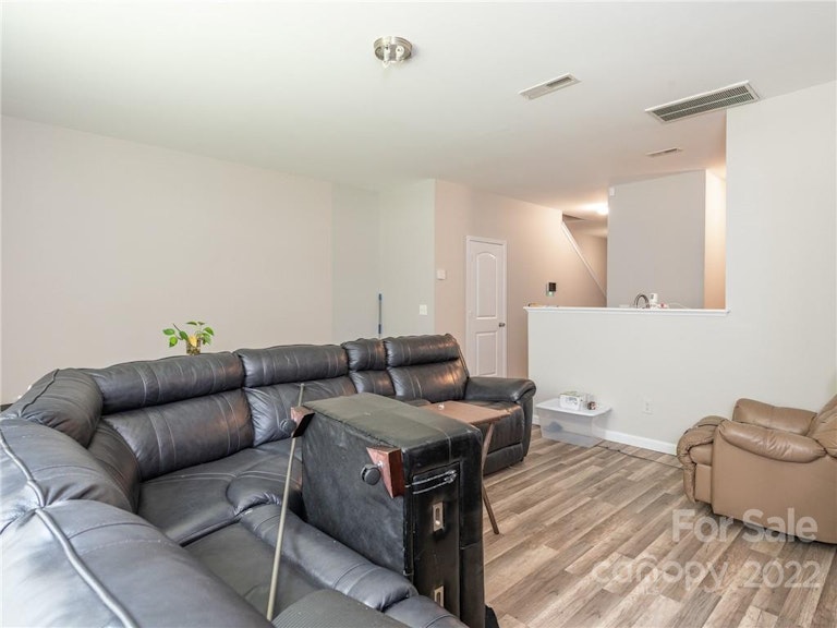 Photo 17 of 35 - 926 Corvus Ct, Charlotte, NC 28216