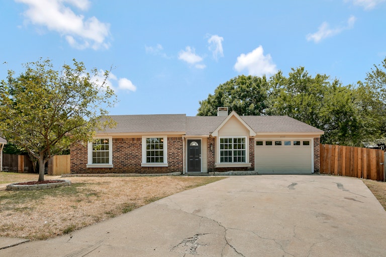 Photo 1 of 25 - 2602 Worth Forest Ct, Arlington, TX 76016