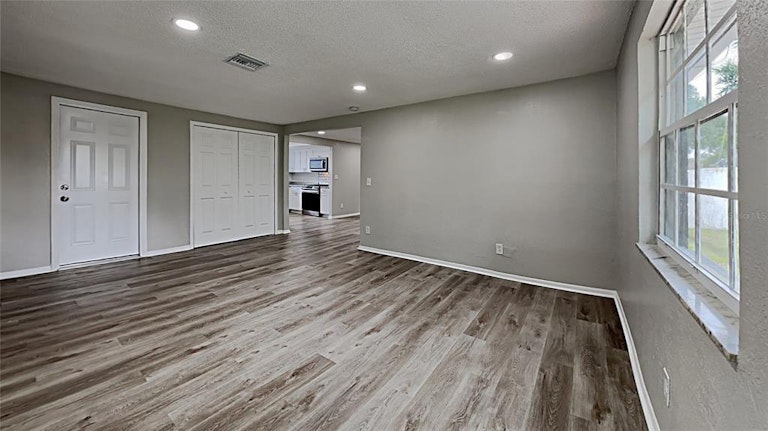 Photo 6 of 19 - 5830 Denver St NE, Saint Petersburg, FL 33703