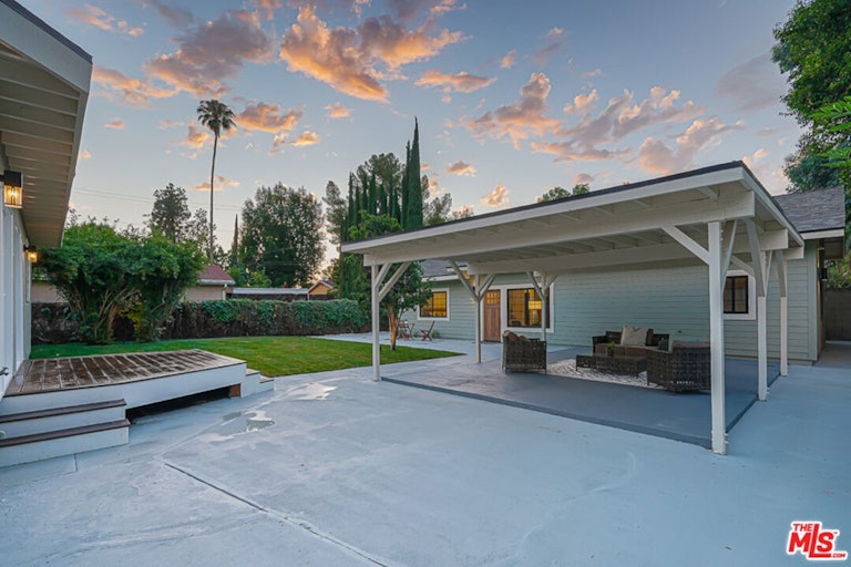 Photo 2 of 32 - 22647 Burbank Blvd, Woodland Hills, CA 91367