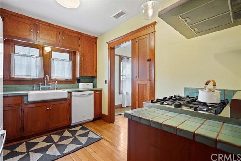 Photo 27 of 42 - 526 E 8th St, Long Beach, CA 90813