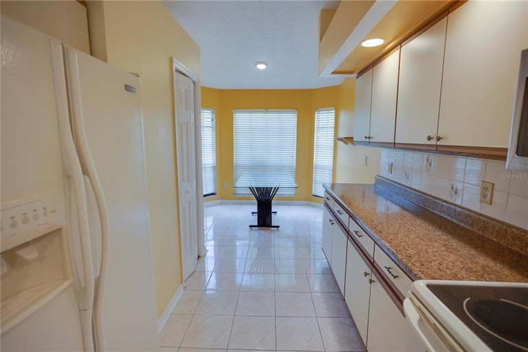 Photo 9 of 39 - 11007 Kenbrook Dr, Riverview, FL 33578