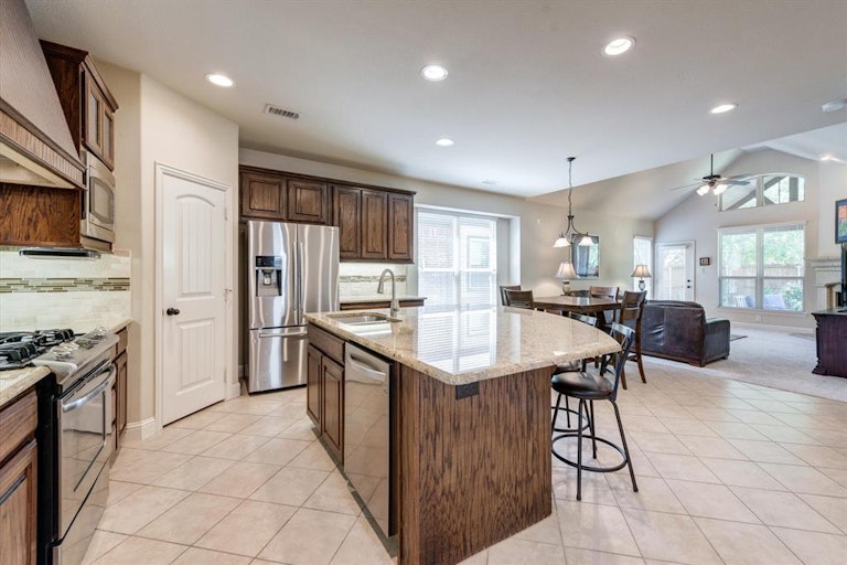 Photo 17 of 40 - 2701 Twinflower Dr, Fort Worth, TX 76244