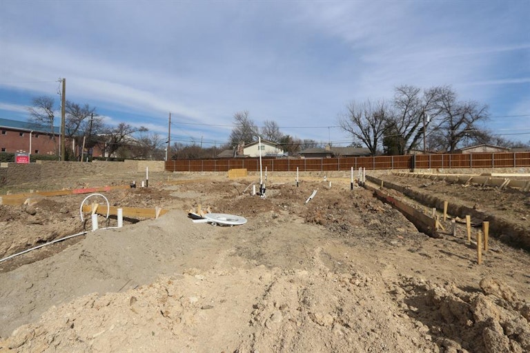 Photo 2 of 38 - 9442 Rockmount Dr, Dallas, TX 75243