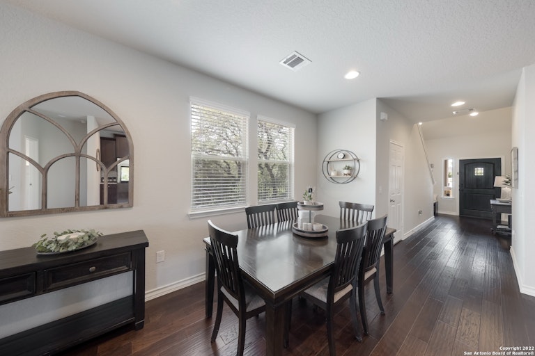 Photo 9 of 26 - 5503 Burr Blf, San Antonio, TX 78266