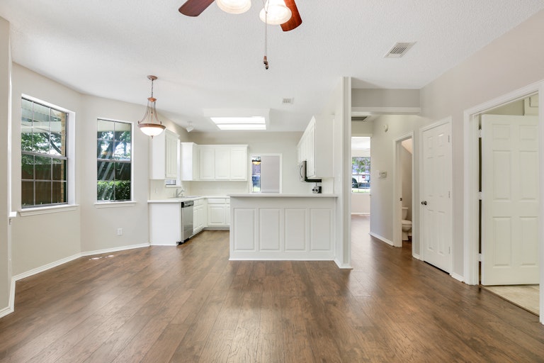 Photo 4 of 21 - 206 E Mistletoe Dr, Kennedale, TX 76060