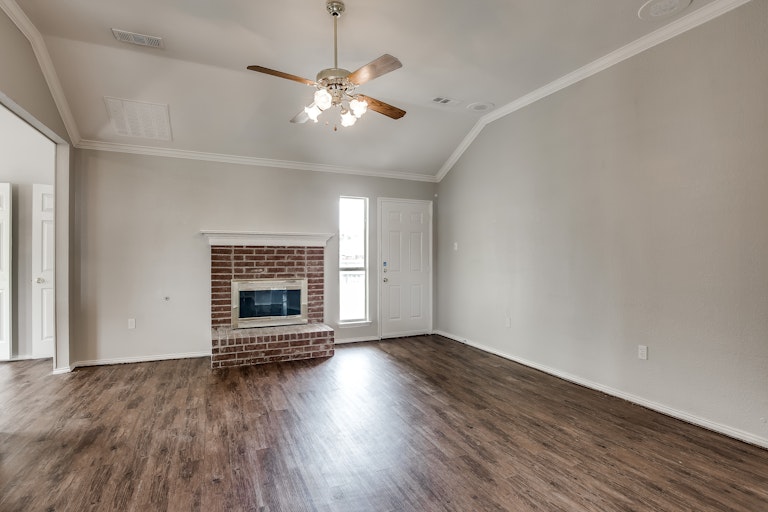 Photo 7 of 28 - 6910 Todd Ln, Sachse, TX 75048