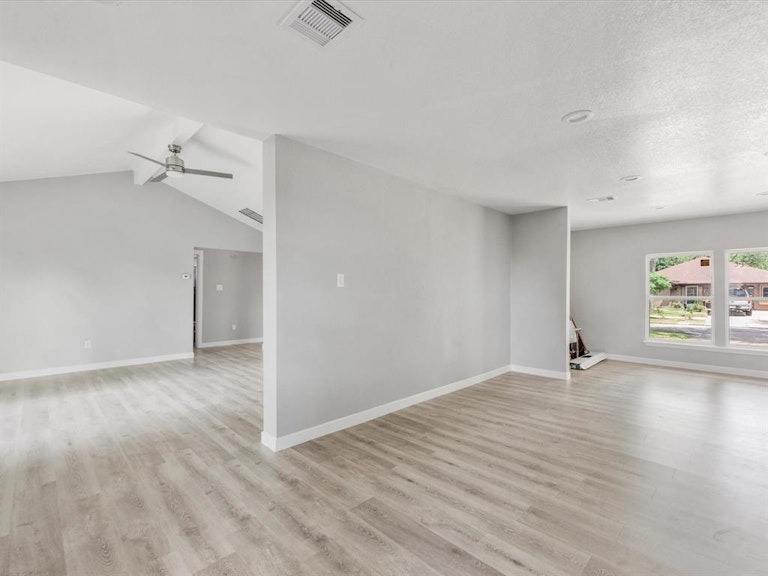 Photo 11 of 22 - 5310 Castlecreek Ln, Houston, TX 77053