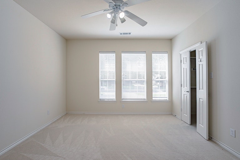 Photo 19 of 30 - 813 Parkhaven Dr, Mesquite, TX 75149