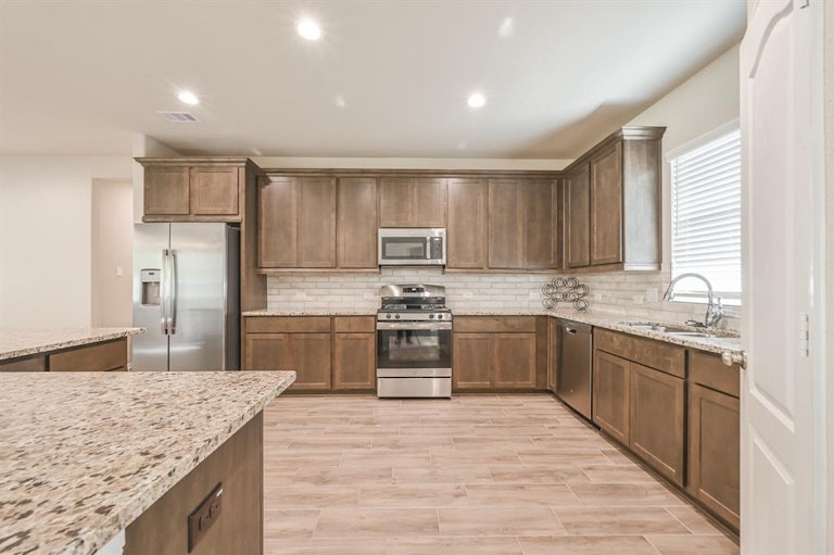 Photo 7 of 36 - 6822 Aspen Peak Dr, Baytown, TX 77521