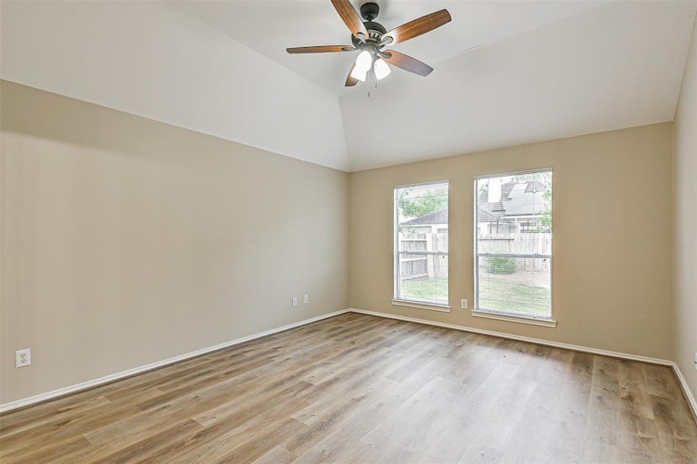 Photo 14 of 21 - 3715 Parkshire Dr, Pearland, TX 77584