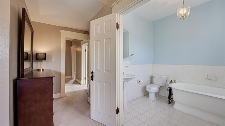 Photo 28 of 40 - 613 E Marvin Ave, Waxahachie, TX 75165
