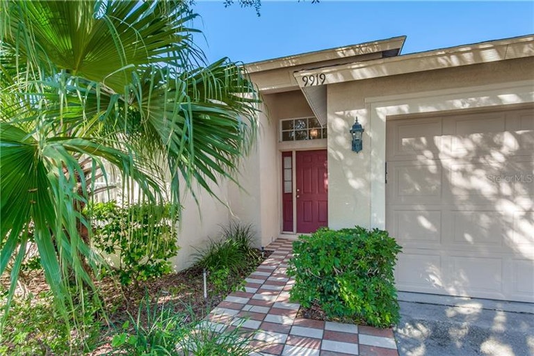 Photo 2 of 21 - 9919 Stockbridge Dr, Tampa, FL 33626