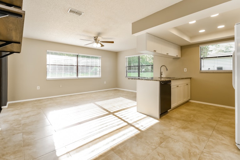 Photo 15 of 27 - 1195 Glowood Ave, Spring Hill, FL 34609