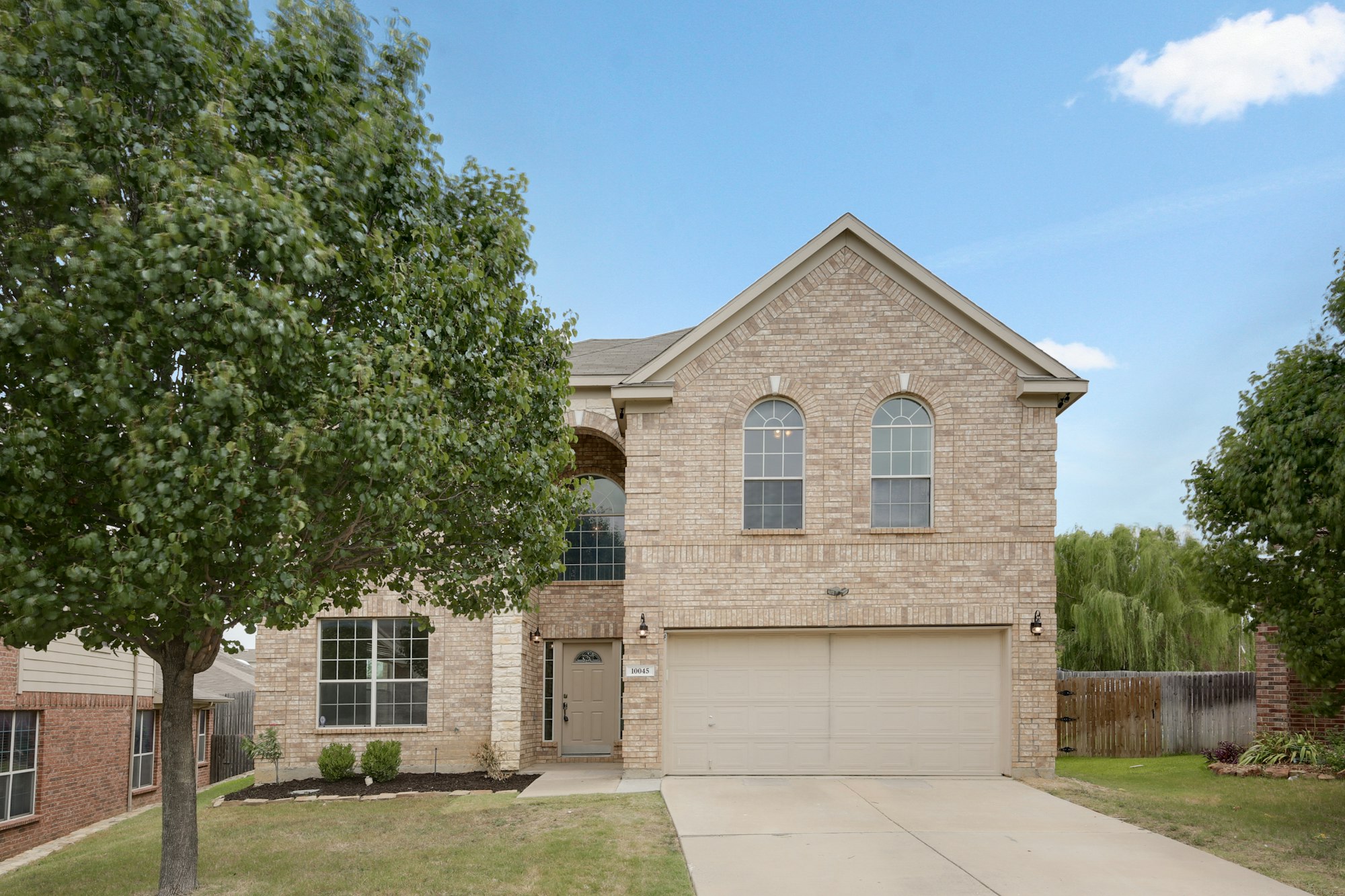 Photo 1 of 25 - 10045 Voss Ave, Fort Worth, TX 76244