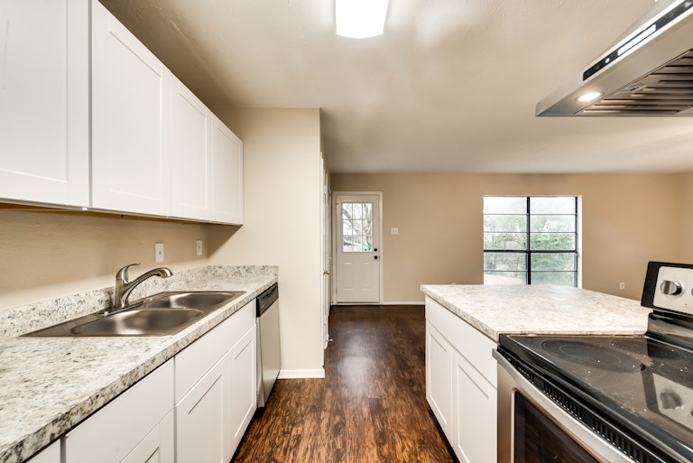 Photo 6 of 27 - 7302 Christie Ln, Dallas, TX 75249
