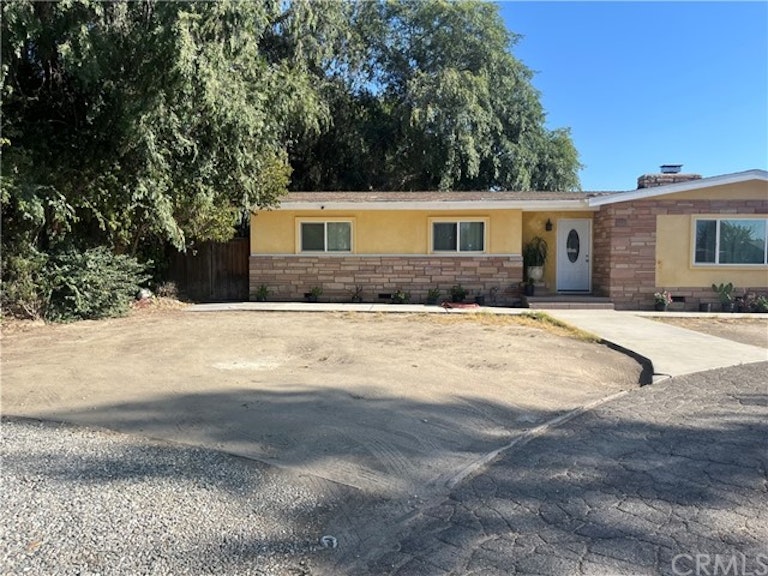 Photo 2 of 16 - 1929 E Oakland Ave, Hemet, CA 92544
