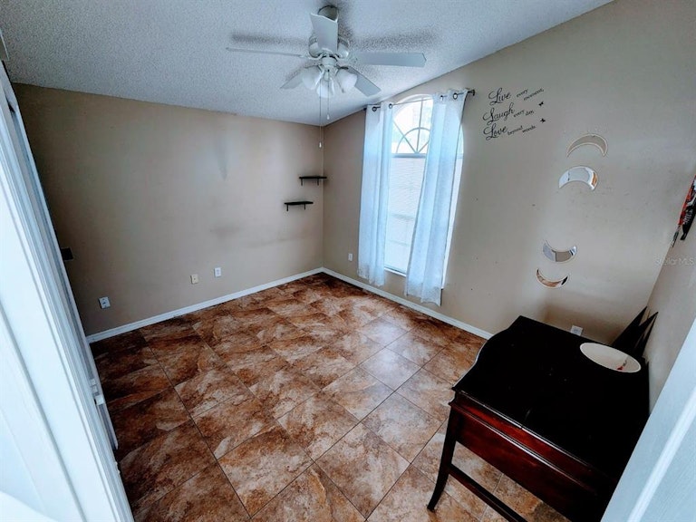 Photo 13 of 34 - 2652 Hawthorne Ln, Kissimmee, FL 34743