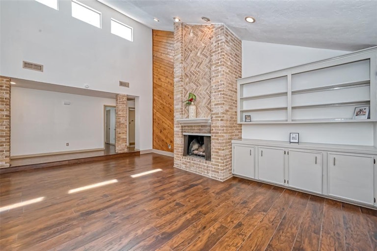 Photo 17 of 48 - 13127 Hollowcreek Park Dr, Houston, TX 77082
