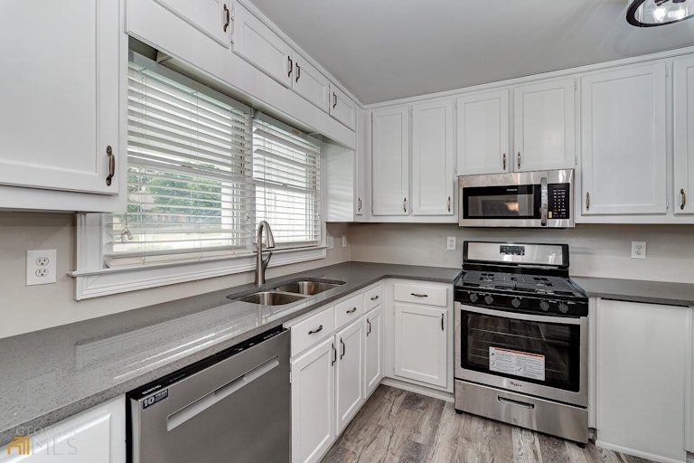 Photo 13 of 33 - 7967 Lake Ridge Dr, Jonesboro, GA 30236