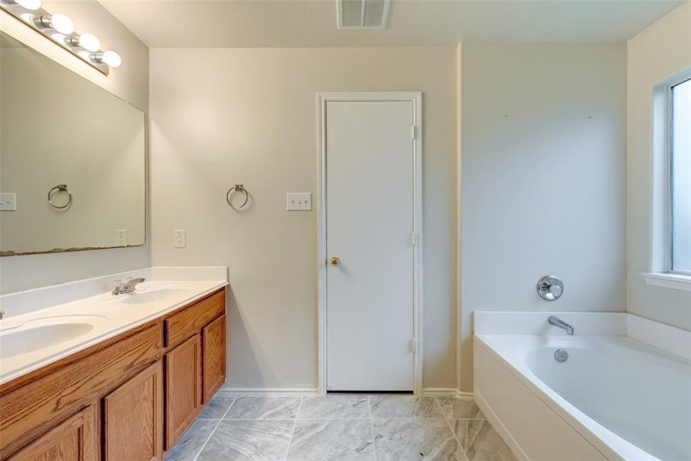 Photo 12 of 18 - 16807 Mission Ridge Ln, Houston, TX 77073