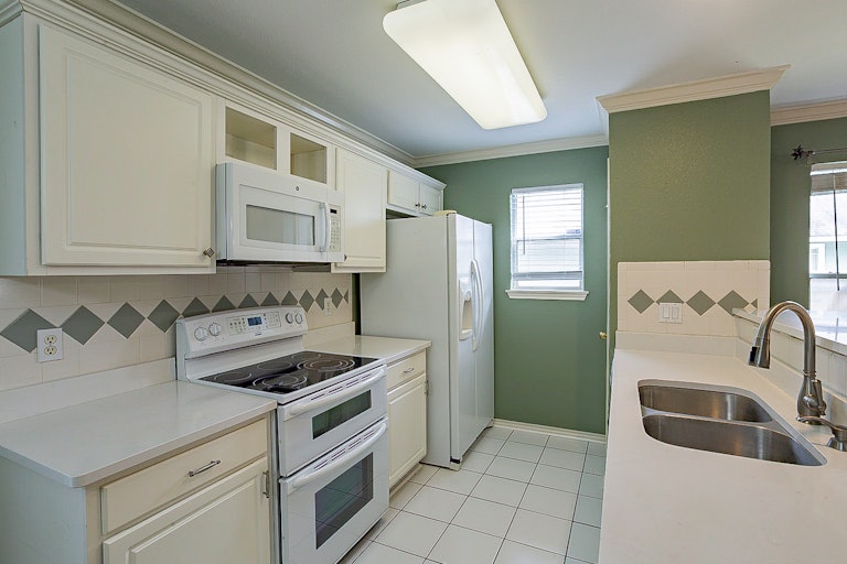 Photo 6 of 16 - 702 Claude W Black, San Antonio, TX 78203