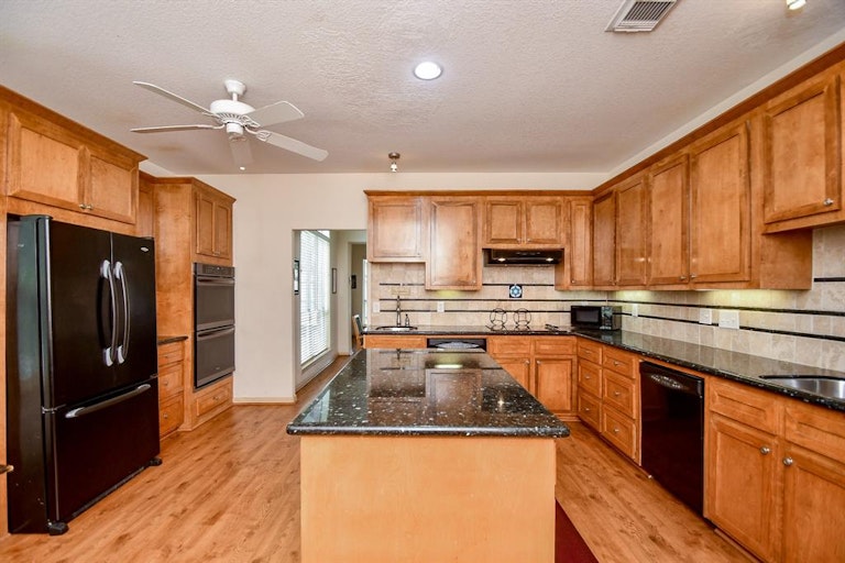 Photo 3 of 34 - 7702 Flax Dr, Houston, TX 77071