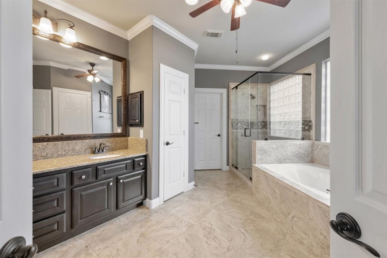 Photo 17 of 39 - 333 Grand Creek Dr, League City, TX 77573